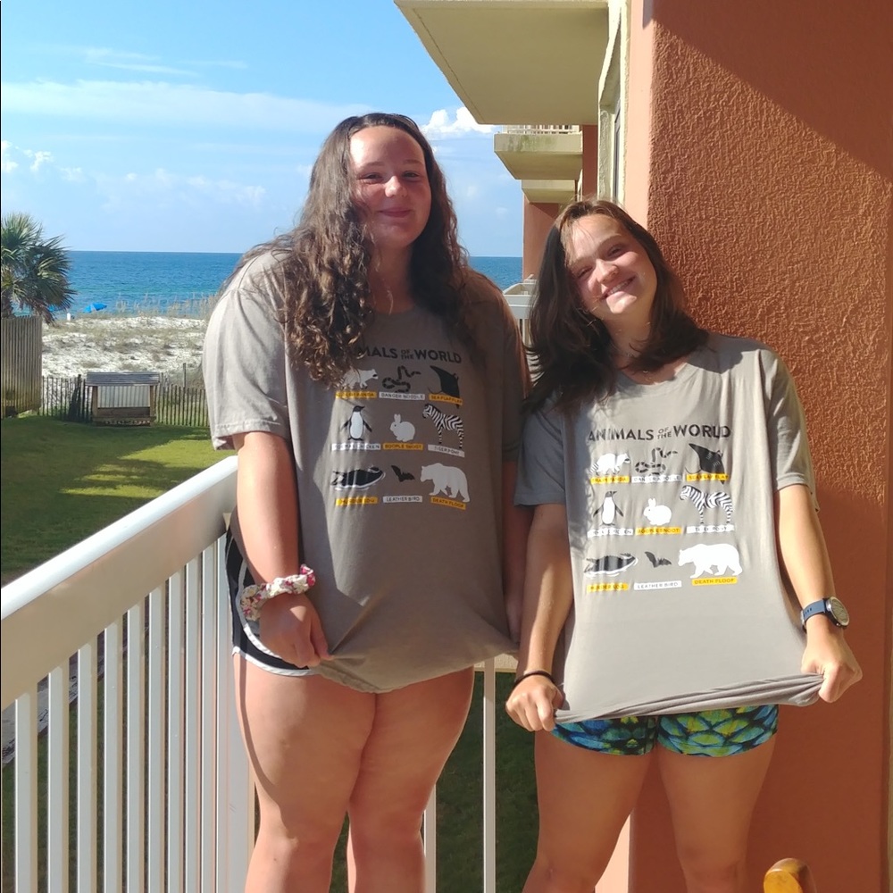 Meet your Poshers, Jessi and Elli